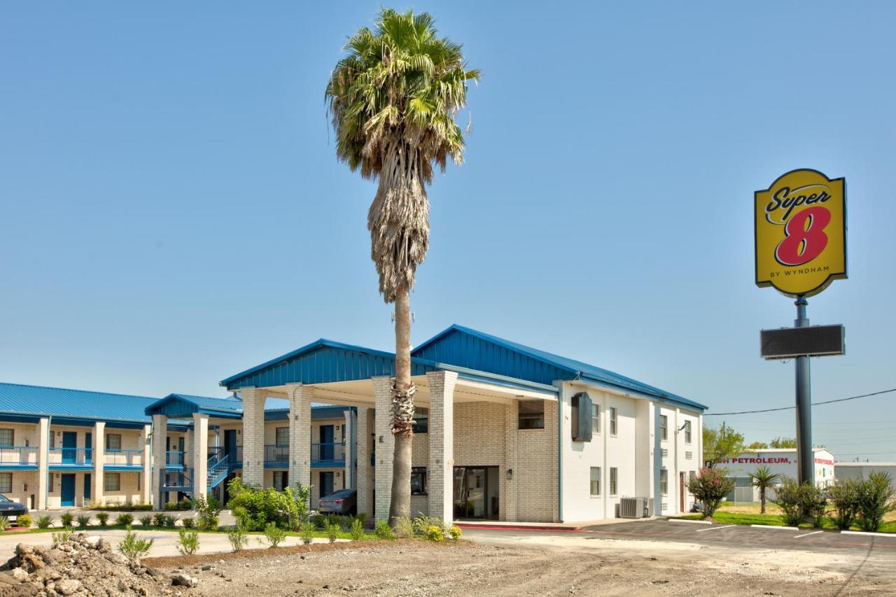 Отель Super 8 By Wyndham Victoria - South - Hwy 59 Экстерьер фото