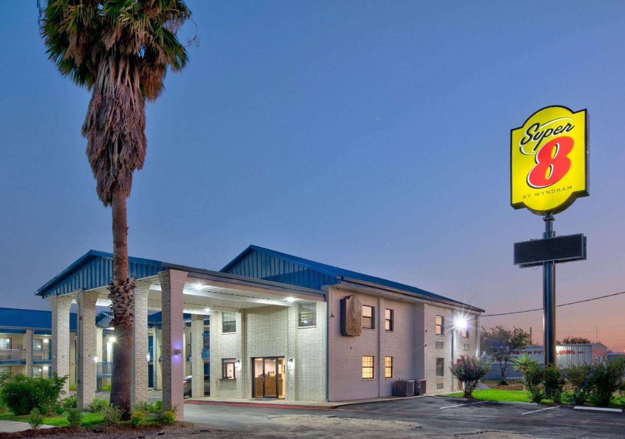 Отель Super 8 By Wyndham Victoria - South - Hwy 59 Экстерьер фото